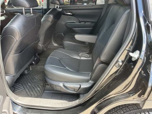 Used 2023 Toyota Highlander XLE AWD/4WD image 22