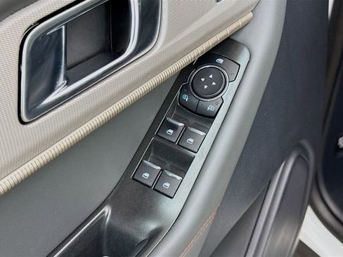 Used 2025 Ford Explorer Active w/ Active Comfort Package image 18