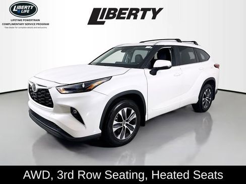Used 2024 Toyota Highlander XLE image 3