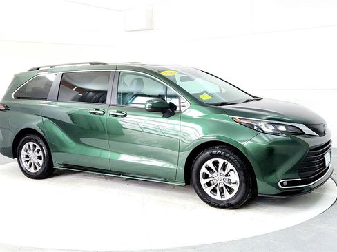 Certified 2024 Toyota Sienna XLE image 7