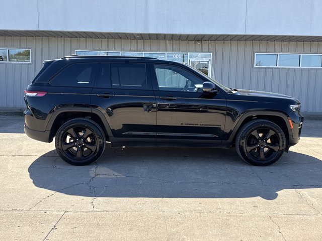 Used 2023 Jeep Grand Cherokee Altitude AWD/4WD image 2
