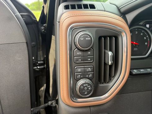 Used 2021 Chevrolet Silverado 1500 High Country w/ Technology Package AWD/4WD image 16