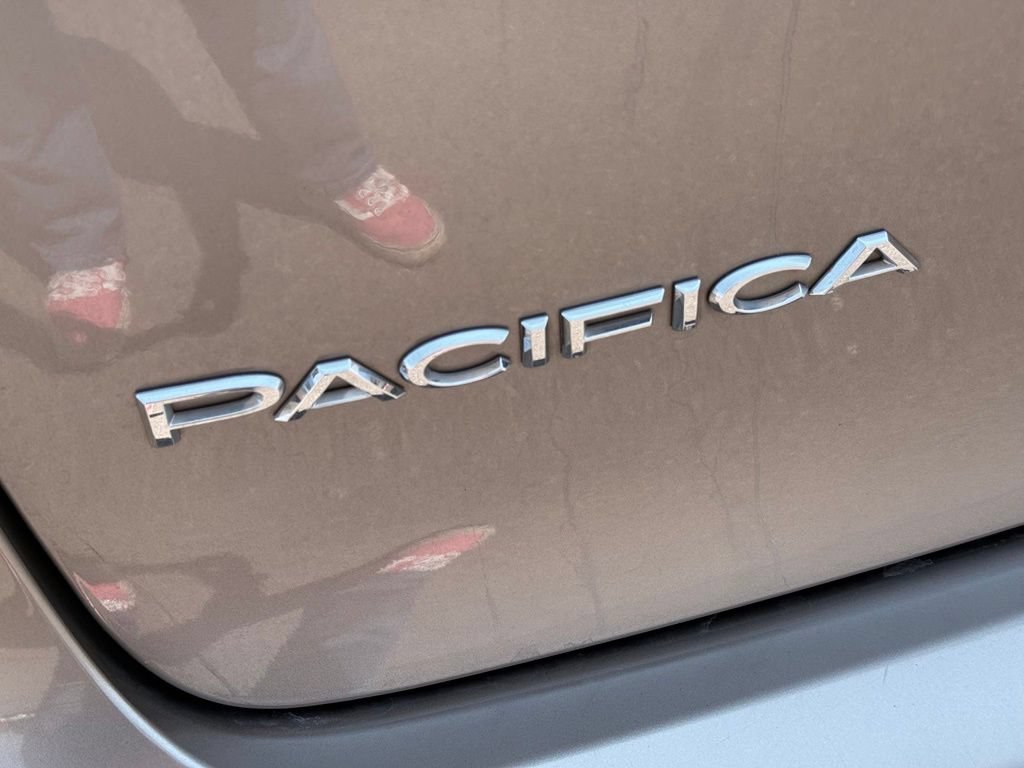 Used 2017 Chrysler Pacifica Touring w/ Tire & Wheel Group FWD image 10