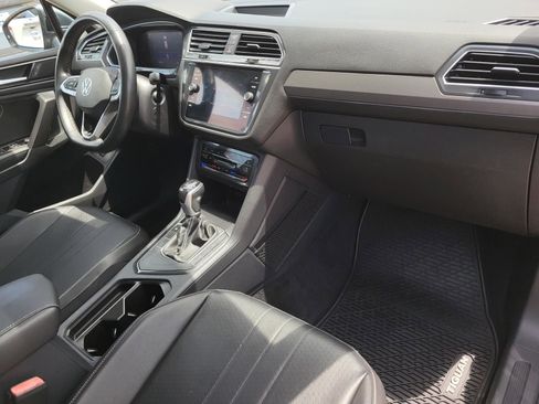 Used 2022 Volkswagen Tiguan SE w/ Panoramic Sunroof Package FWD image 9