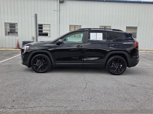 Used 2024 GMC Terrain SLE w/ Driver Convenience Package FWD image 2