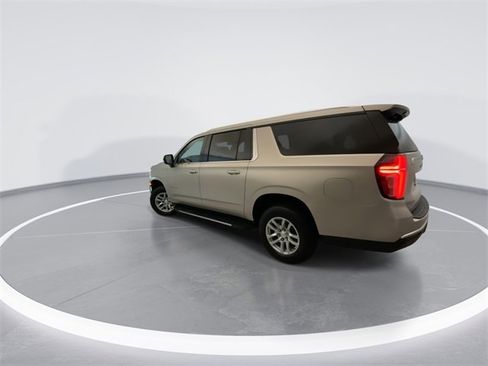 Used 2023 Chevrolet Suburban LT image 2