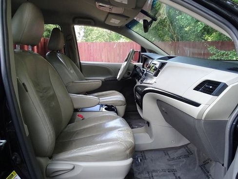 Used 2014 Toyota Sienna LE FWD image 33