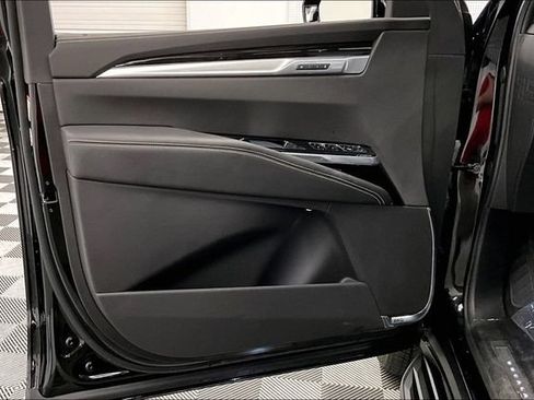 Used 2025 Cadillac Escalade ESV Premium Luxury AWD/4WD image 22