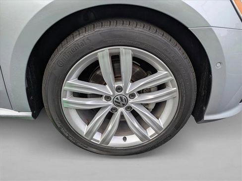 Used 2018 Volkswagen Passat 2.0T SEL Premium image 24
