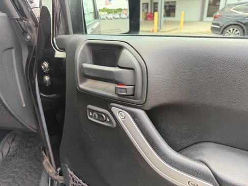 Used 2016 Jeep Wrangler Unlimited Sahara w/ Connectivity Group AWD/4WD image 29