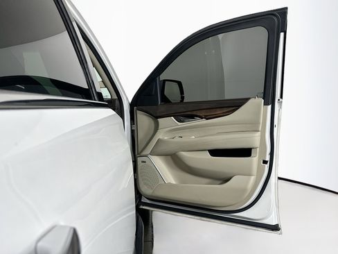 Used 2017 Cadillac Escalade Luxury image 35