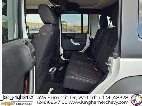 Used 2015 Jeep Wrangler Unlimited Rubicon image 16