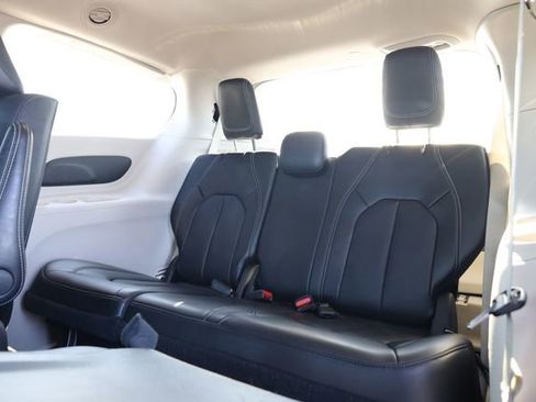 Used 2024 Chrysler Pacifica Select image 25