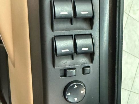 Used 2011 Land Rover Range Rover HSE LUX image 23