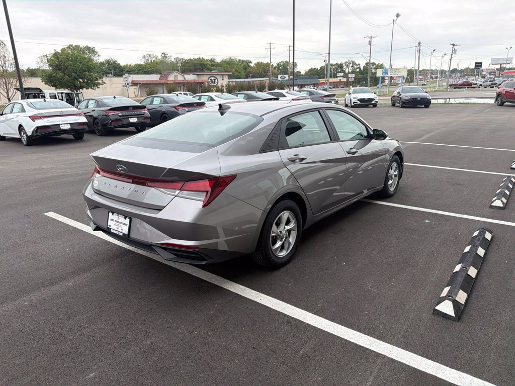 Used 2023 Hyundai Elantra SE FWD image 5