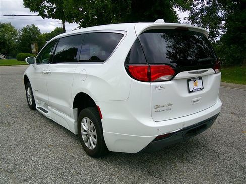 Used 2018 Chrysler Pacifica Touring Plus FWD image 3