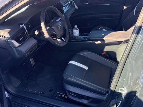 Used 2025 Toyota Camry SE image 3
