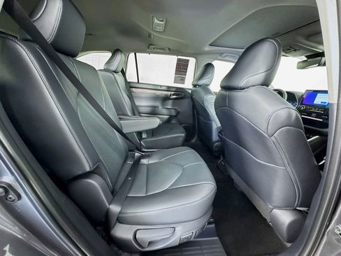 Used 2025 Toyota Highlander Limited image 30