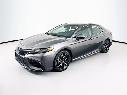 Used 2024 Toyota Camry SE image 3