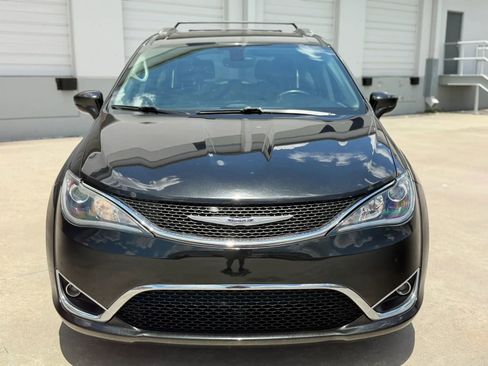 Used 2019 Chrysler Pacifica Touring-L FWD image 3