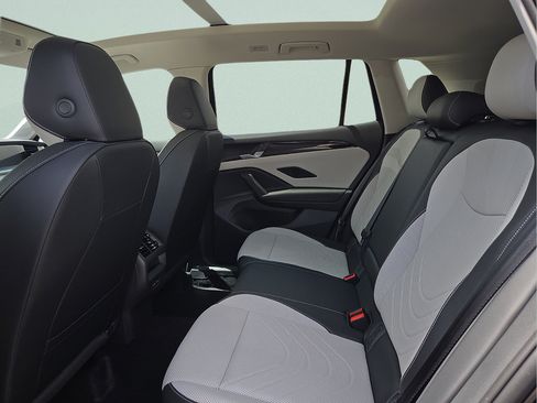 New 2026 Volkswagen Tiguan SE FWD image 11