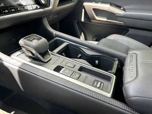 Used 2025 Nissan Pathfinder Platinum FWD image 36
