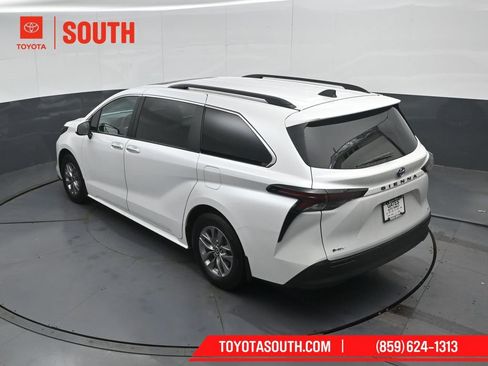 Used 2025 Toyota Sienna XLE FWD image 57