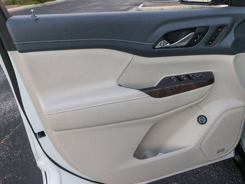 Used 2022 GMC Acadia Denali w/ Denali Ultimate Package image 13