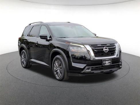 Used 2022 Nissan Pathfinder SV image 3