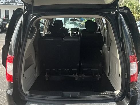Used 2014 Chrysler Town & Country Touring FWD image 14