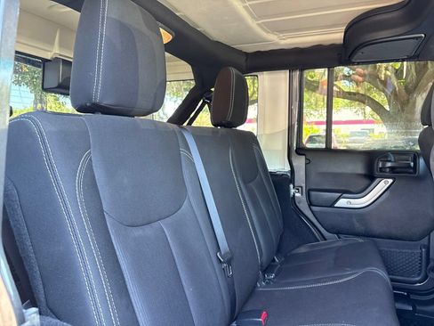 Used 2018 Jeep Wrangler Unlimited Sahara w/ Connectivity Group AWD/4WD image 23