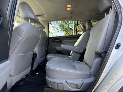 Used 2021 Toyota Highlander XLE AWD/4WD image 16
