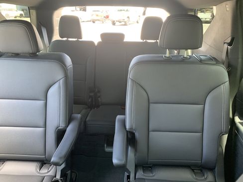 Used 2025 Chevrolet Traverse LT FWD image 36