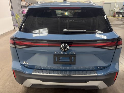 Certified 2025 Volkswagen Tiguan SE AWD/4WD image 4
