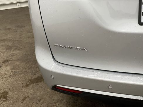 Used 2024 Chrysler Pacifica Touring-L image 10