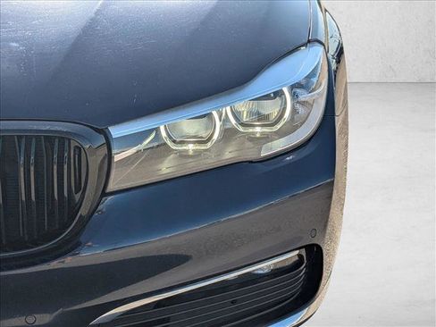 Used 2018 BMW 740i image 9