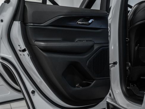 New 2025 Jeep Grand Cherokee Altitude image 35