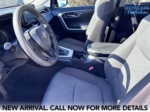 Used 2020 Toyota RAV4 XLE w/ Convenience Package FWD image 9