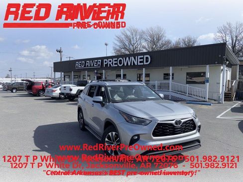 Used 2024 Toyota Highlander XLE FWD image 1