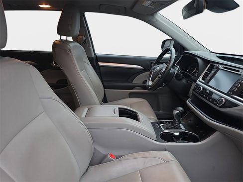 Used 2017 Toyota Highlander XLE image 12