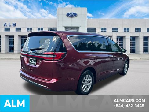 Used 2023 Chrysler Pacifica Touring-L FWD image 5