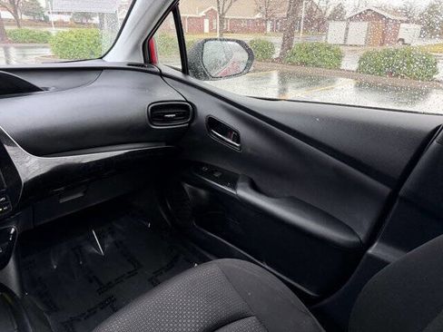 Used 2022 Toyota Prius LE image 18