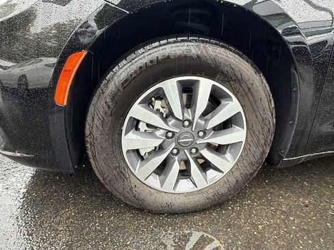 Used 2024 Chrysler Pacifica Limited FWD image 10