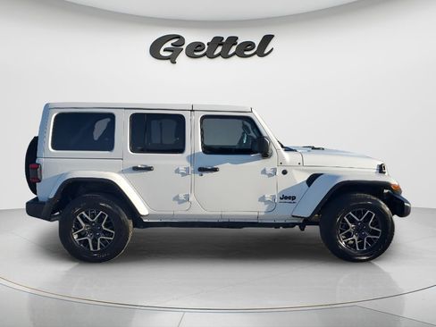 Used 2025 Jeep Wrangler Unlimited Sahara AWD/4WD image 4
