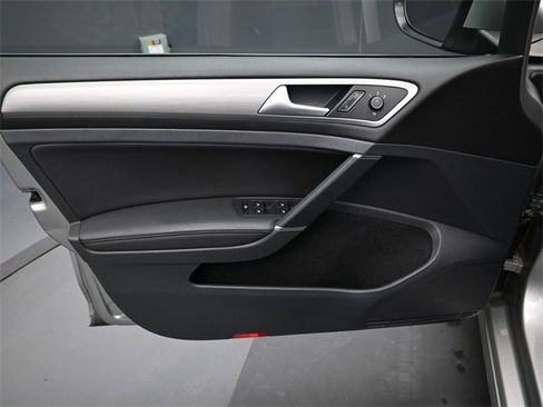Used 2015 Volkswagen Golf S image 11