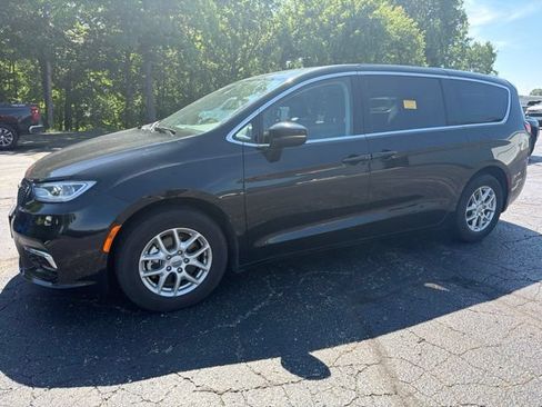 Used 2023 Chrysler Pacifica Touring-L FWD image 7