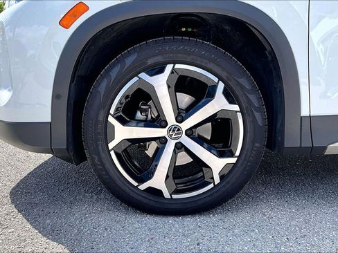 Certified 2026 Volkswagen Tiguan SE w/ Panoramic Sunroof Package FWD image 13