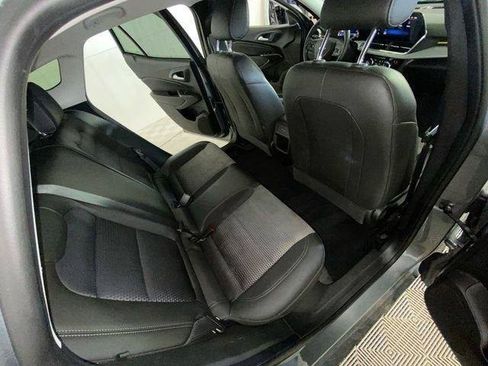 Used 2025 Chevrolet Trax LT FWD image 36