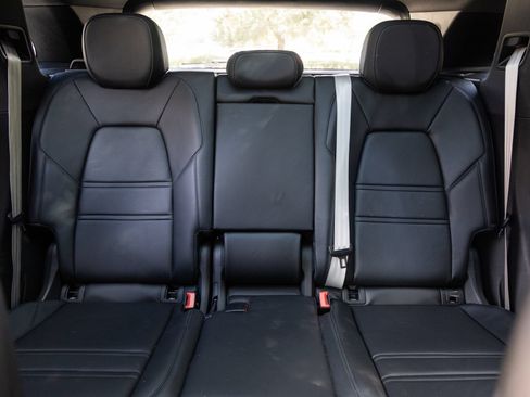 Certified 2023 Porsche Cayenne AWD/4WD image 28