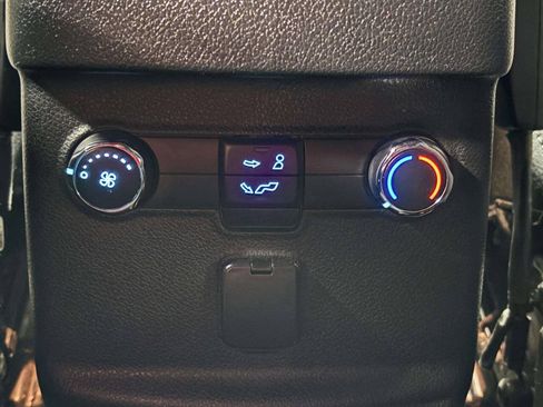 Used 2017 Ford Explorer XLT w/ Equipment Group 201A AWD/4WD image 27